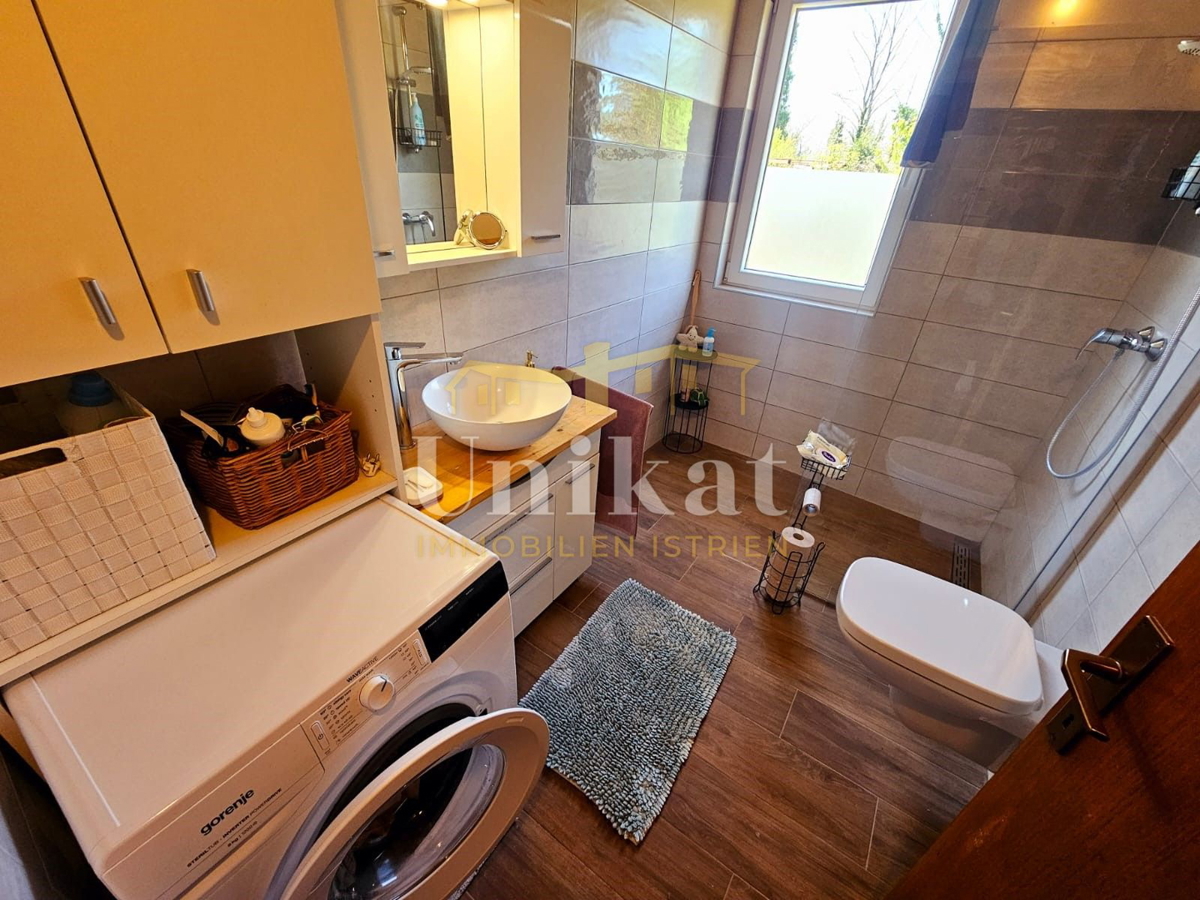 Pritlična hiša brez sosedov 10 km od Poreča - velika vrtna površina